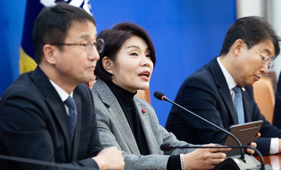 발언하는 한정애 민주당 정책위의장