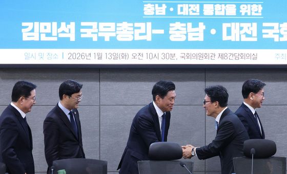 인사나누는 김민석 총리