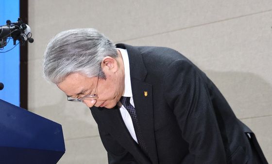 허리숙인 강호동 농협회장