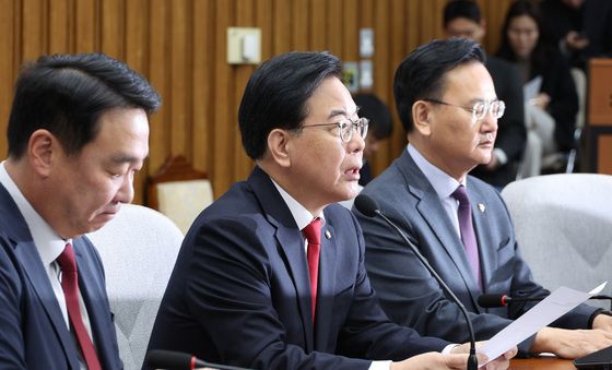 원내대책회의 발언하는 송언석