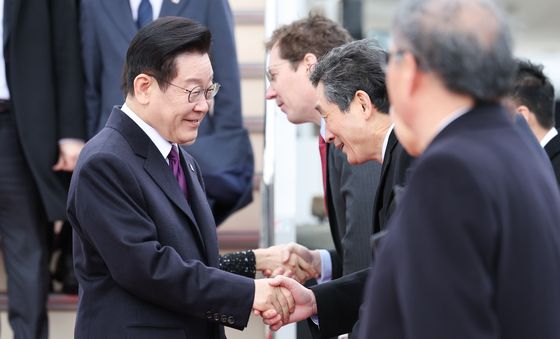 일본 환영객들과 인사하는 이재명 대통령