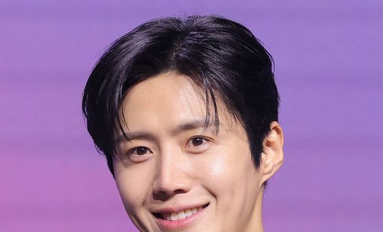 김선호, 다중언어 통역사 주호진