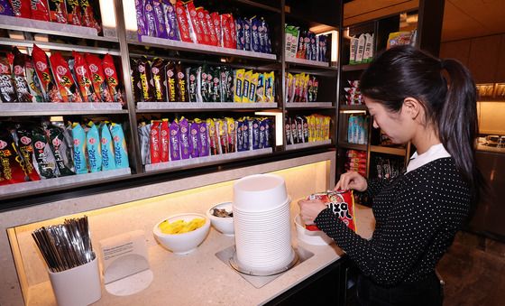 출국 전 한 그릇…라면 라이브러리 갖춘 대한항공 라운지