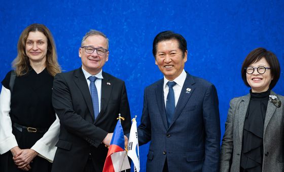 기념 촬영하는 정청래 민주당 대표와 이반 얀차렉 주한체코대사