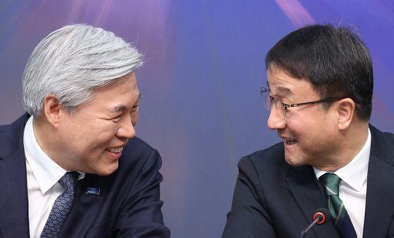 대화하는 한병도·서왕진