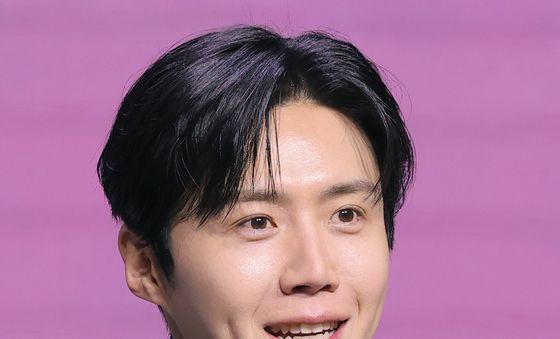 인사말 하는 김선호