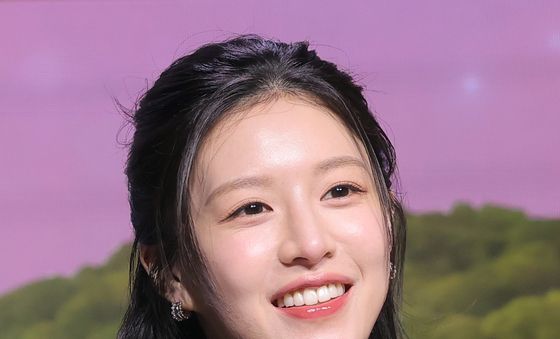 미소짓는 고윤정