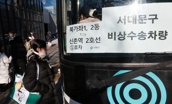 버스파업으로 운행되는 비상수송차량