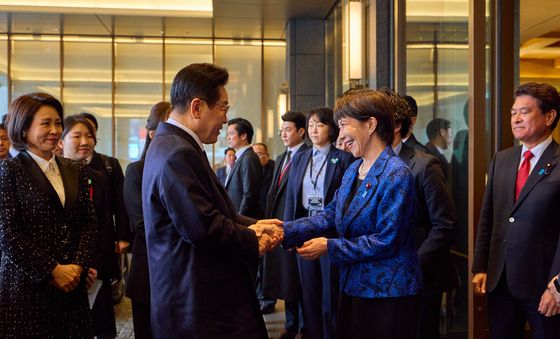 李대통령 숙소 앞 직접 영접한 日 다카이치 총리