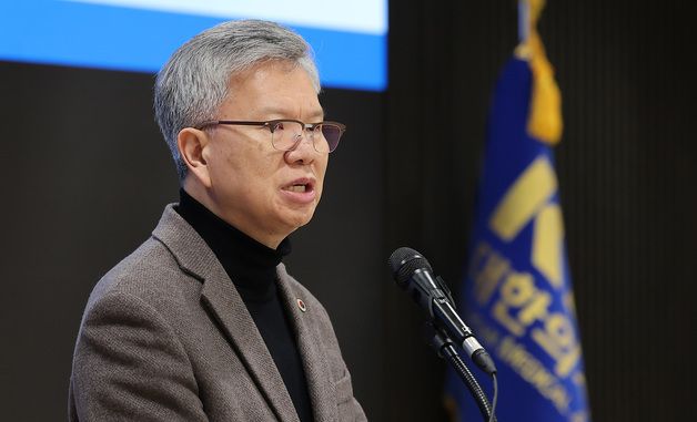 인사말하는 김택우 회장