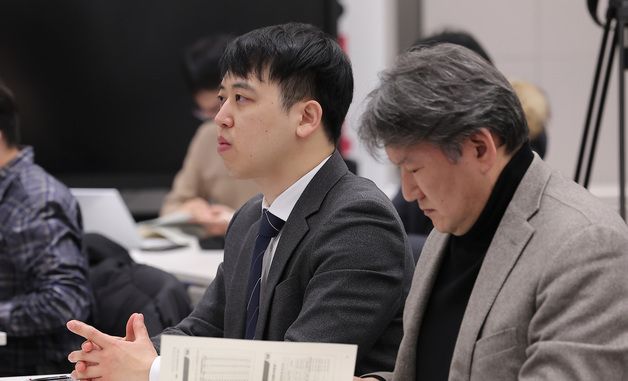 김택우 회장 인사말 듣는 한성존 대한전공의협의회 회장