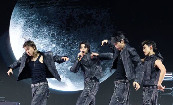 롱샷, 첫 데뷔 무대 '문워킨'