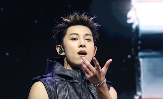 률, 여유 넘치는 데뷔 무대