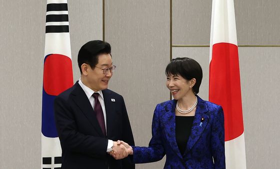 마주보며 악수하는 한일 정상