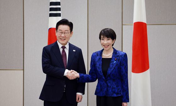 다카이치 일본 총리와 악수하는 이재명 대통령