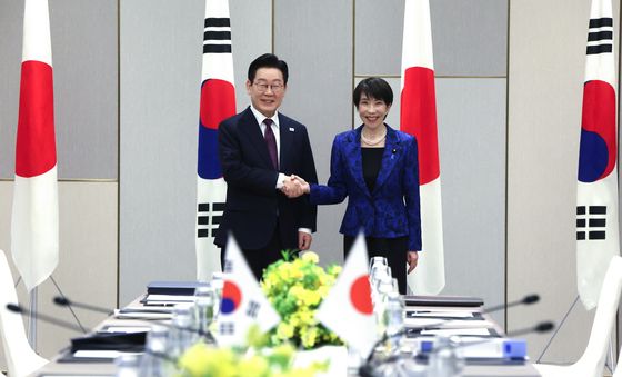 악수하는 한일 정상