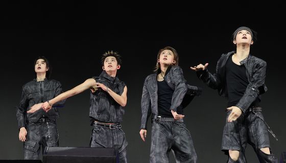 롱샷, 데뷔 무대 펼치는 박재범의 아이들