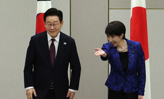 자리 안내하는 다카이치 일본 총리