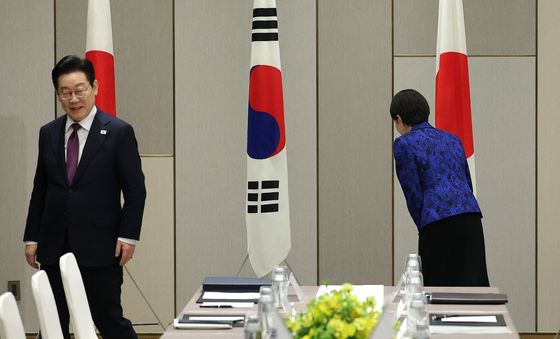 예 표하는 다카이치 일본 총리