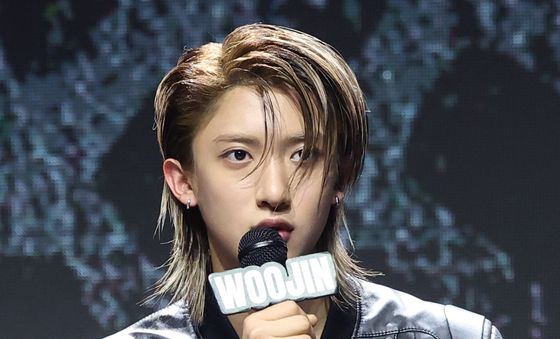 인사말 하는 롱샷 우진