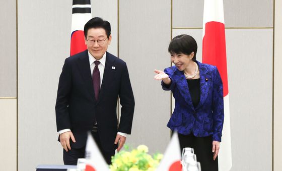 자리 안내하는 다카이치 일본 총리