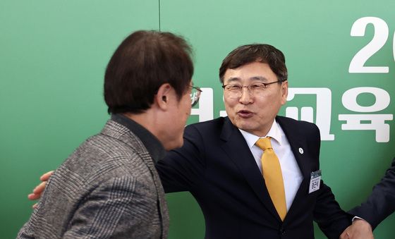 기념촬영 권유하는 정근식 교육감