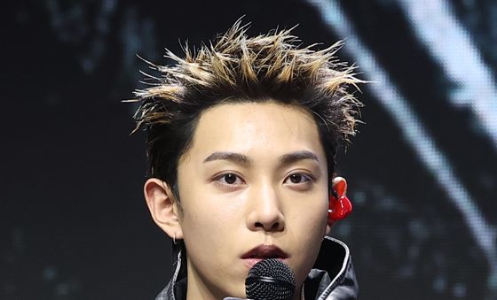 인사말 하는 롱샷 률