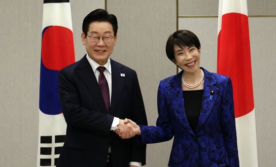 한일 정상회담 악수