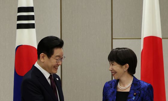 악수하는 李대통령-다카이치