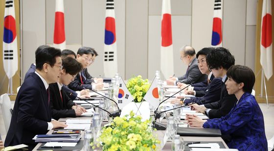 마주 보는 한일 정상