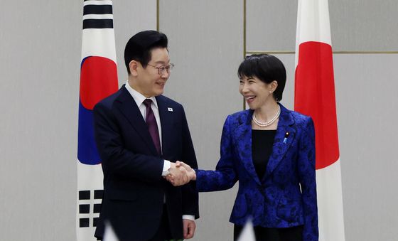 악수하는 한일 정상