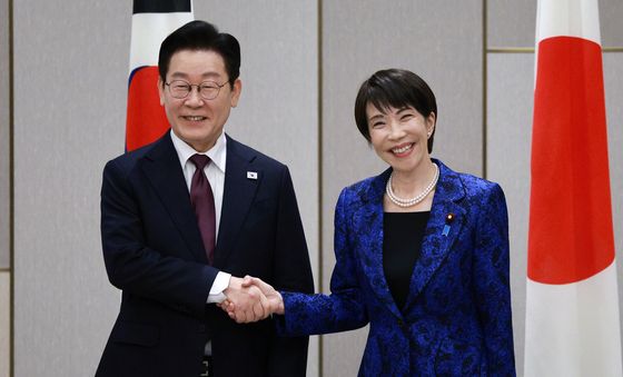 정상회담하는 李대통령-다카이치