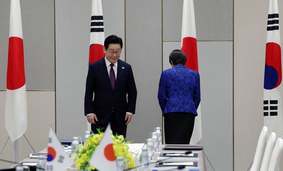 국기에 예 표하는 다카이치 일본 총리