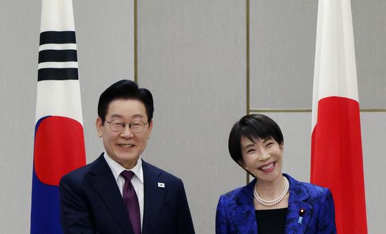 악수하는 한일 정상