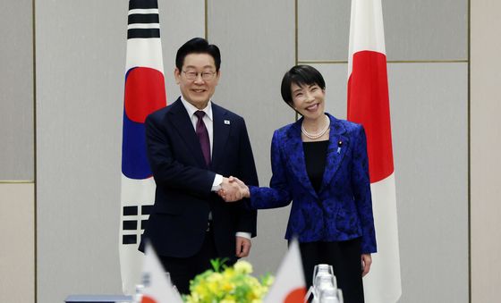 악수하는 한일 정상