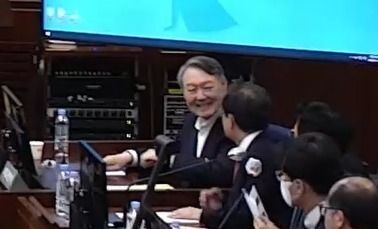 변호인과 대화 나누며 미소짓는 윤석열 전 대통령