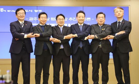 행정통합 위해 손 맞잡은 강기정 광주시장과 5개구청장