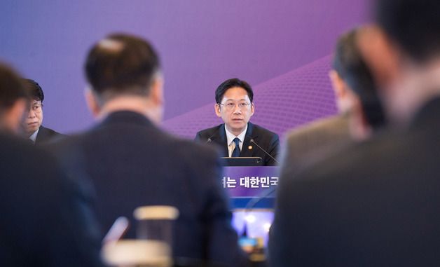 과기정통부 소속 공공기관 업무보고 주재하는 배경훈 부총리
