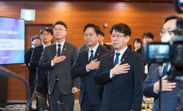 국민의례하는 배경훈 부총리