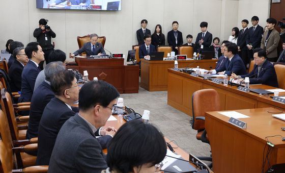 안건 상정하는 송기헌 위원장