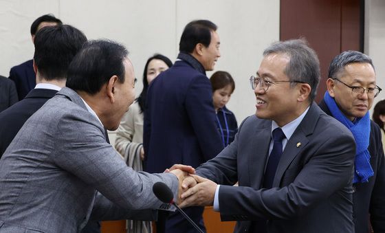 인사 나누는 송기헌 정개특위 위원장