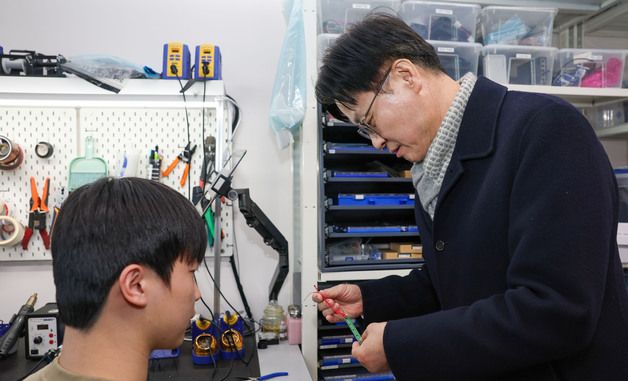 휴머노이드 기업 '에이로봇' 현장방문한 김정관 장관