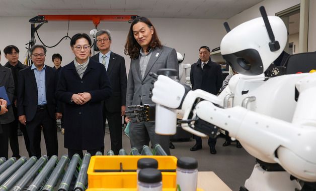 휴머노이드 로봇 살펴보는 김정관 장관