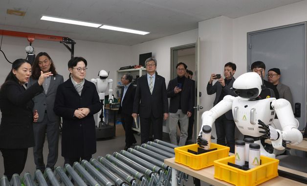 관계자에게 설명듣는 김정관 장관