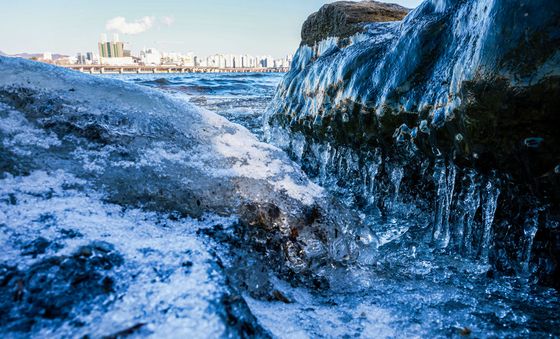 영하권 강추위에 얼어붙은 한강