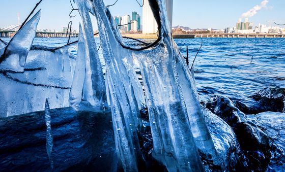 꽁꽁 얼어붙은 한강