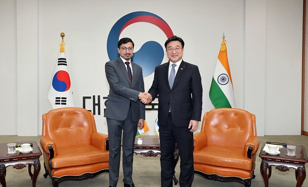 윤호중 장관, 주한인도대사와 기념촬영