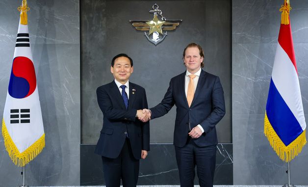 이두희 차관, 네덜란드 국방부 획득·인사 장관과 기념촬영