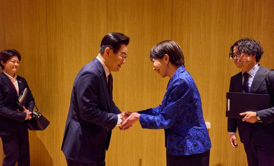 손 맞잡은 한일 정상