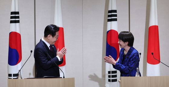 박수 치는 한일 정상